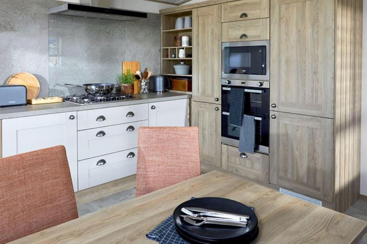 Captivating Bluebell Lodge 2-Bed Cotswolds Caravan Cirencester Bagian luar foto