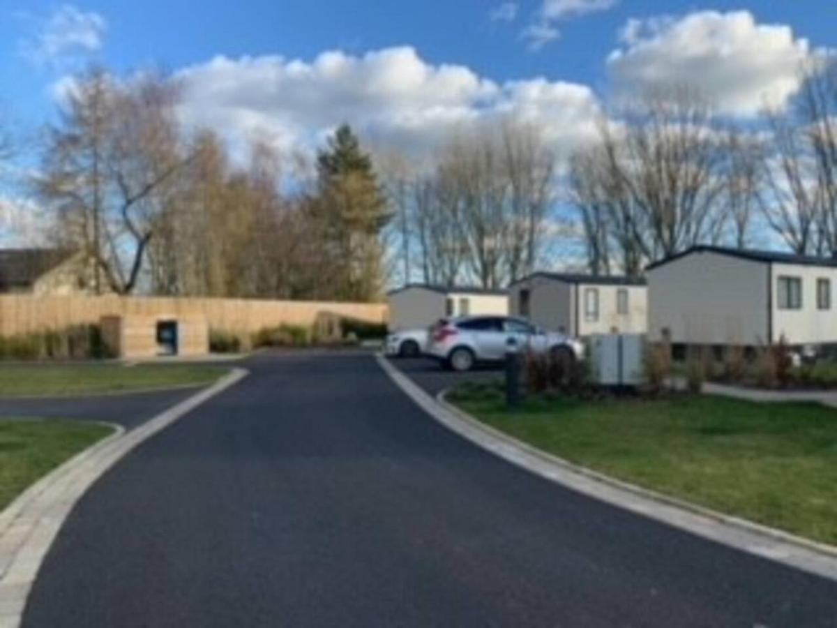 Captivating Bluebell Lodge 2-Bed Cotswolds Caravan Cirencester Bagian luar foto