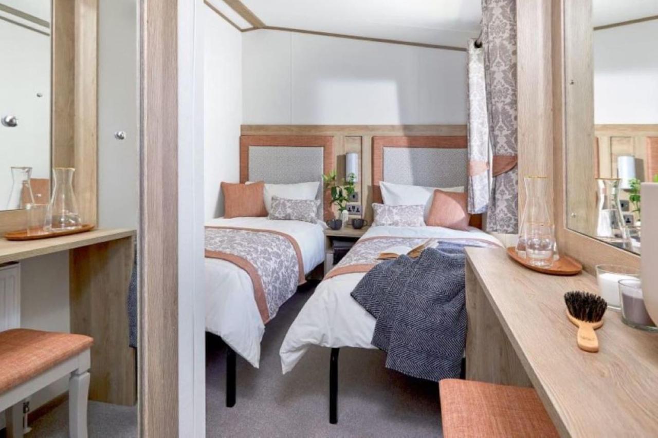 Captivating Bluebell Lodge 2-Bed Cotswolds Caravan Cirencester Bagian luar foto