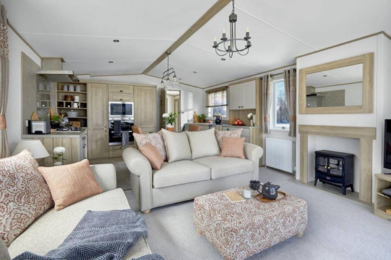 Captivating Bluebell Lodge 2-Bed Cotswolds Caravan Cirencester Bagian luar foto