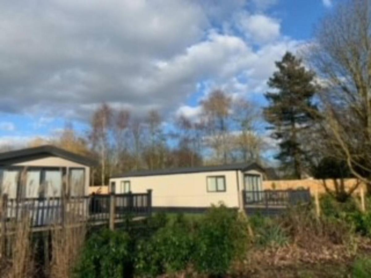 Captivating Bluebell Lodge 2-Bed Cotswolds Caravan Cirencester Bagian luar foto