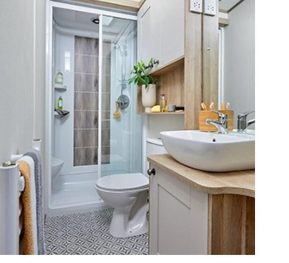 Captivating Bluebell Lodge 2-Bed Cotswolds Caravan Cirencester Bagian luar foto