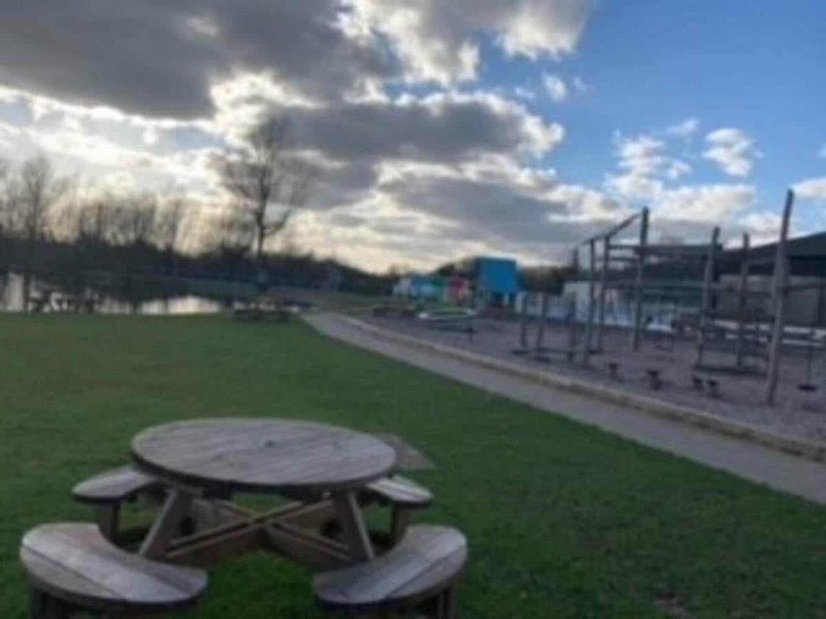 Captivating Bluebell Lodge 2-Bed Cotswolds Caravan Cirencester Bagian luar foto