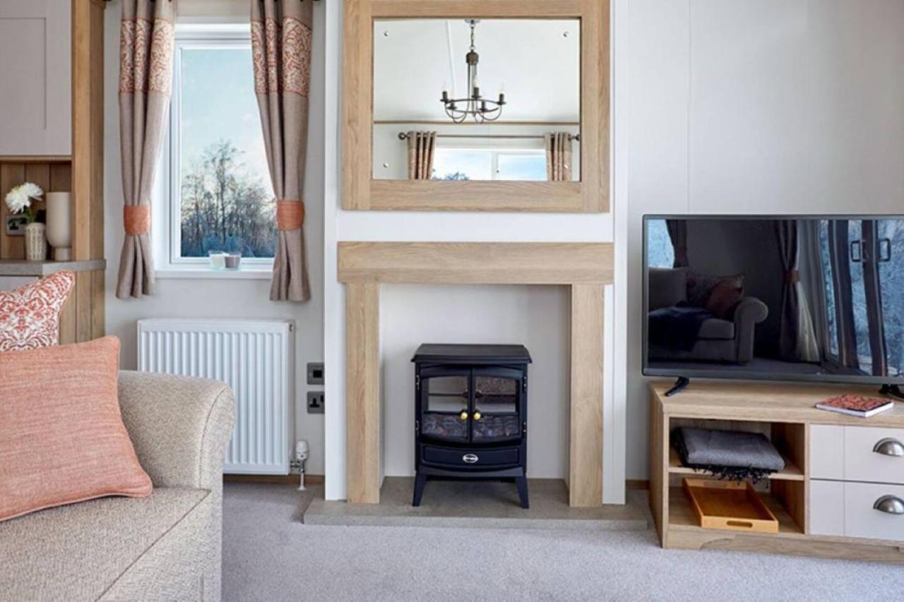 Captivating Bluebell Lodge 2-Bed Cotswolds Caravan Cirencester Bagian luar foto