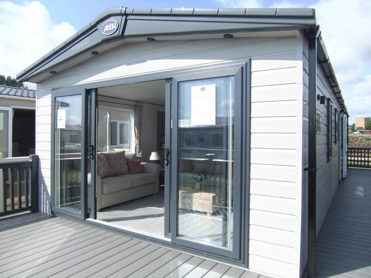 Captivating Bluebell Lodge 2-Bed Cotswolds Caravan Cirencester Bagian luar foto