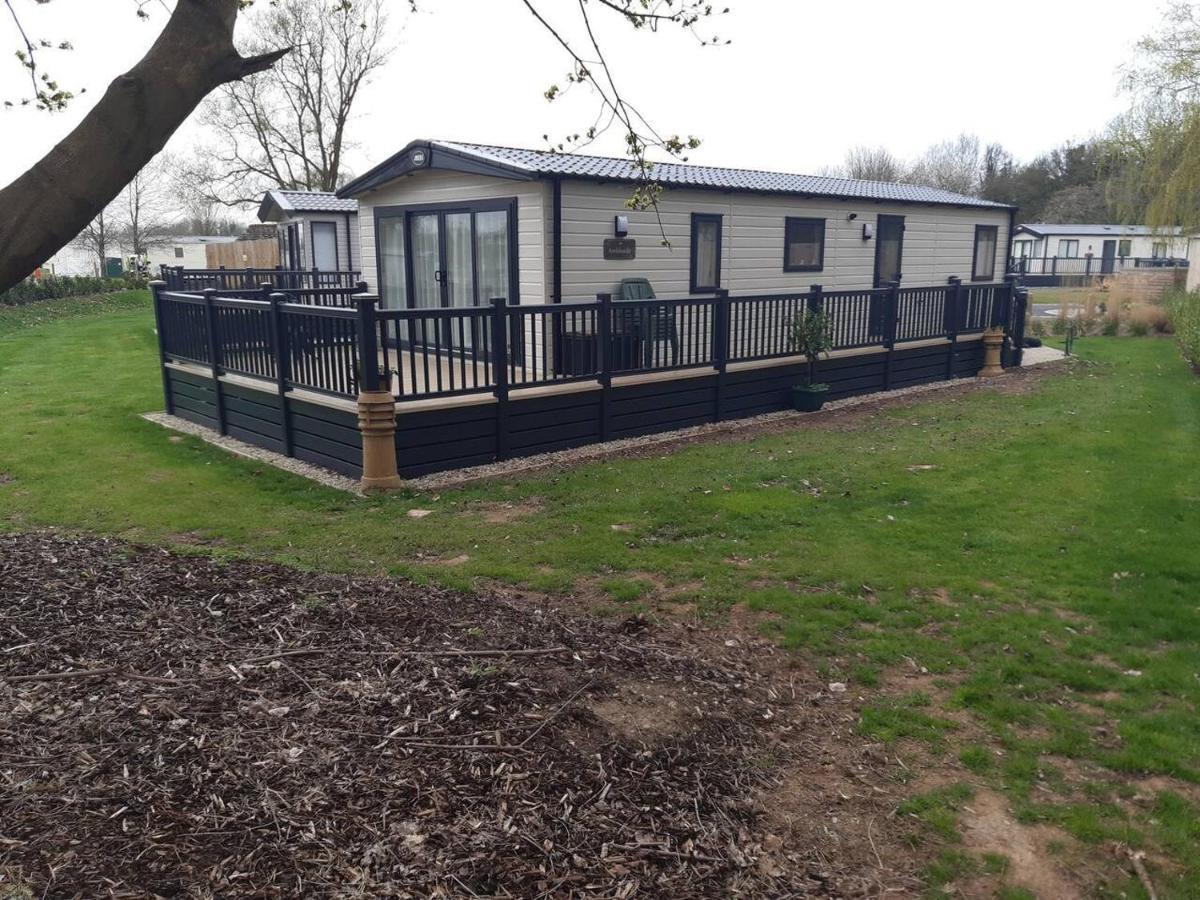 Captivating Bluebell Lodge 2-Bed Cotswolds Caravan Cirencester Bagian luar foto